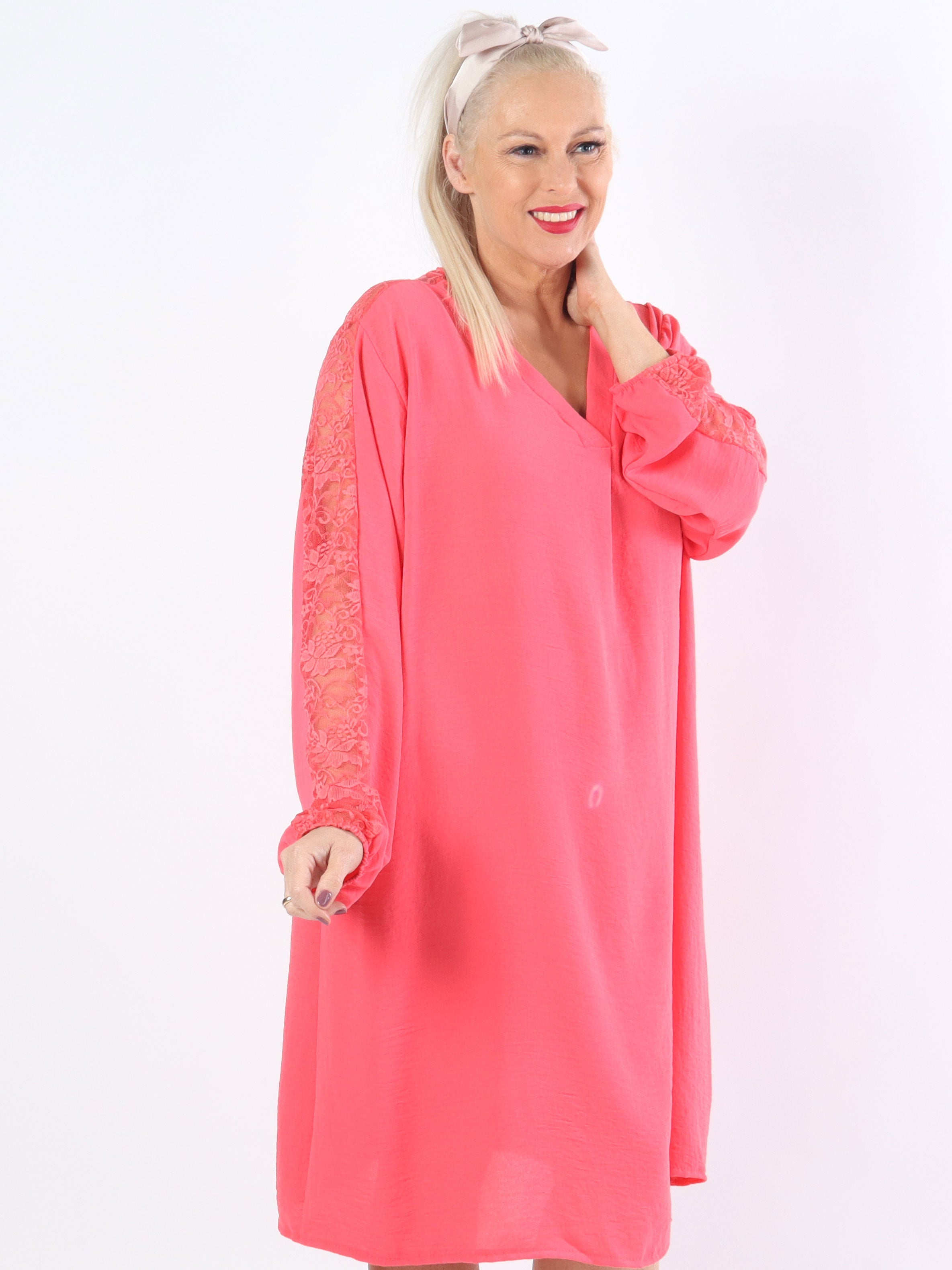 Carmen - Plus size klänning med vacker spets i ryggen och ärmar